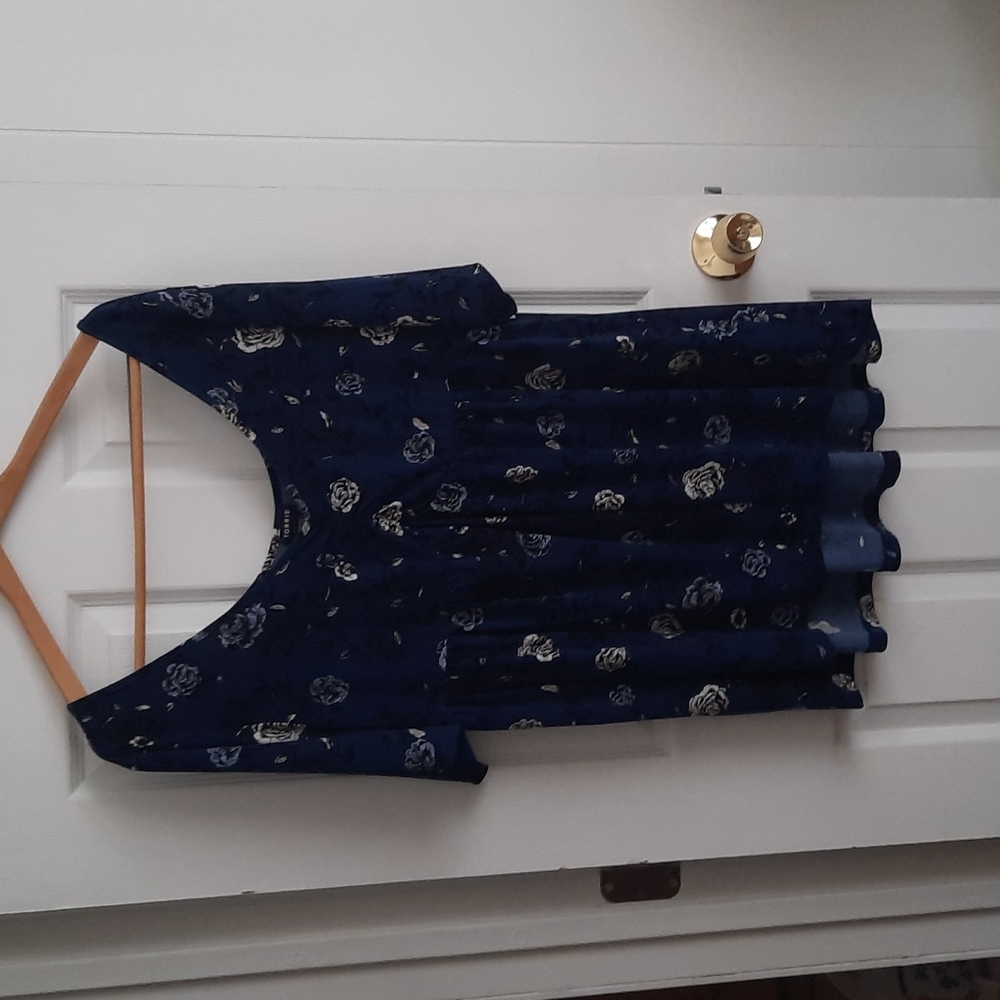 Torrid blouse size 1, blue with white flowers